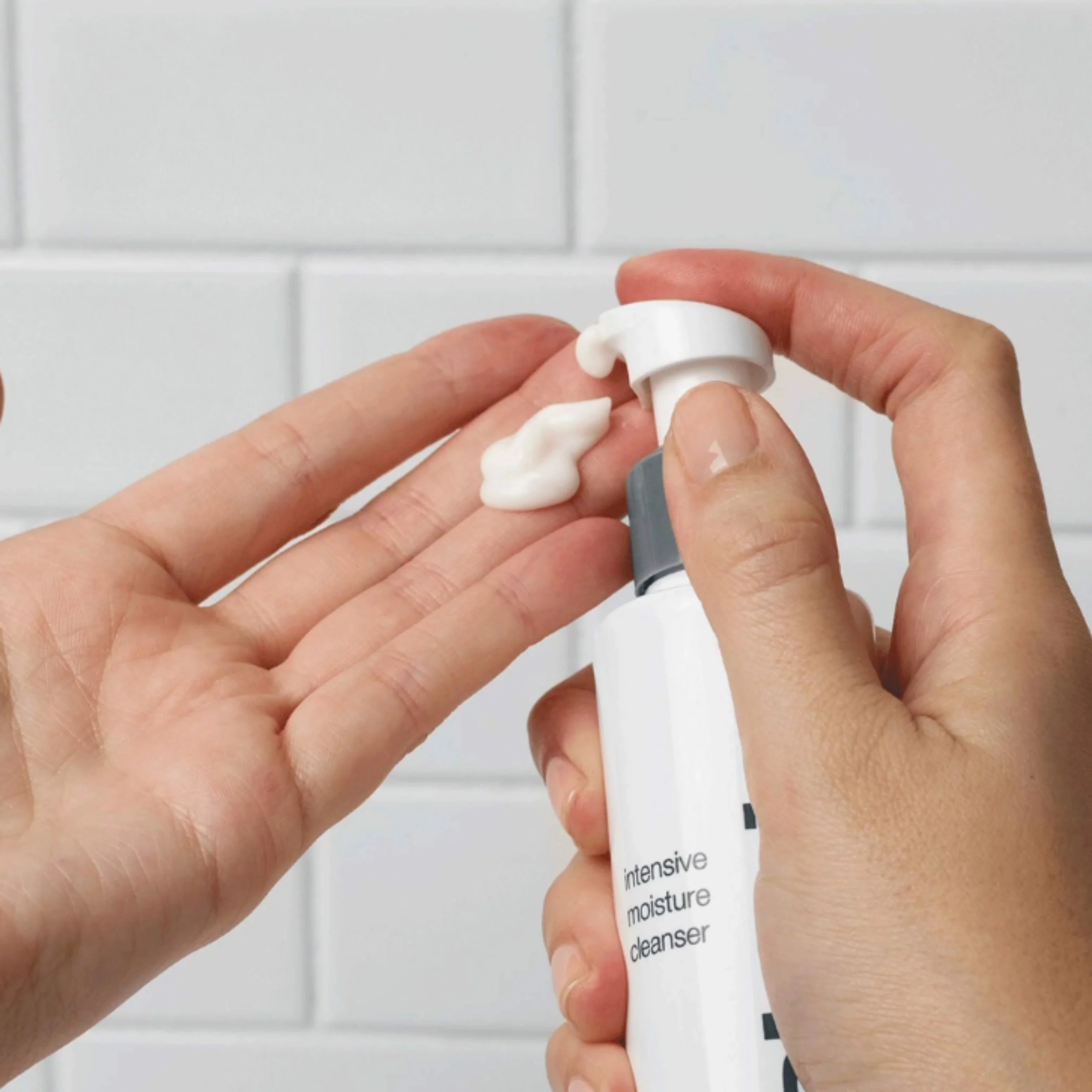 Intensive Moisture Cleanser 150ml - Image 3